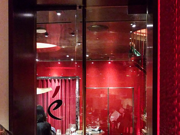 The entrance to é (pronounced "ay" as we were corrected) is a small hidden door at the rear of Jaleo in The Cosmopolitan. Inside is a small counter with seating for 8 in front of the chef prep area. Imagine the molecular gastronomy equivalent of a sushi bar. Mar 19, 2016 11:48 PM