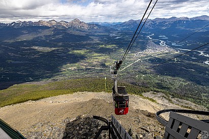 Jasper-048 The carriage we just disembarked from heads back down the mountain