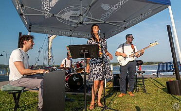 Gatsby-Era Jazz with Mama Train Flapper and Django style jazz from the 20's - 40's by Mama Train