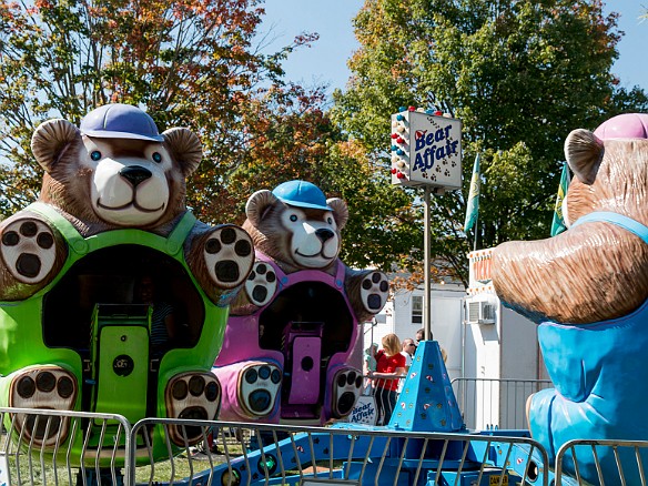 This ride was strangely ominous and creepy. From where I stood, the bears would rotate around to face you as they approached the sidelines, growing larger as they got closer, with the dark cavernous body pit beckoning to swallow you up. Sep 27, 2014 1:52 PM