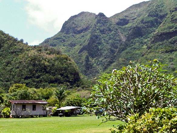 Mountain view across the road from the Tunnels dive site May 10, 2010 11:54 AM : Kauai