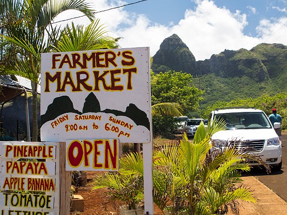 Sunday afternoon, we headed south to do some shopping and stopped at this supposed farmer's market in Anahola. There are zero official farmer's markets open on Sundays, so we wanted to check this out. May 13, 2012 7:17 AM : Kauai
