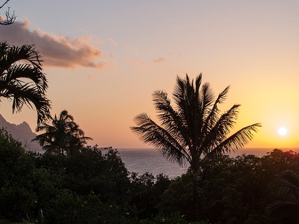 The pupus and drinks are working, because we had the best sunset of the trip on Friday night May 18, 2012 7:04 PM : Kauai