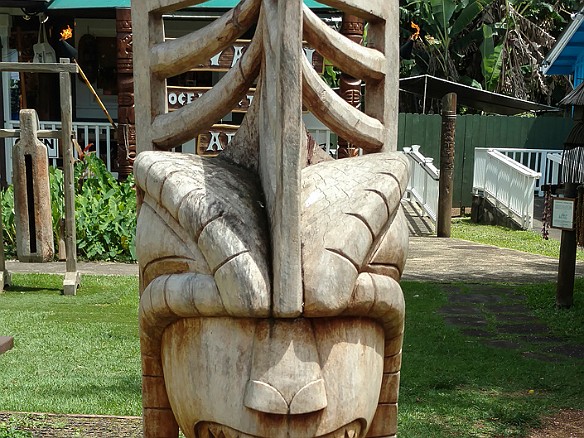 Polynesian warrior sculpture in front of Havaiki tribal art gallery May 17, 2017 1:56 PM