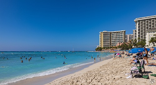 Oahu-009 Busy day on Waikiki near the Moana Surfrider