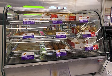 Oahu2026-002 While there are microwaves along the wall to heat up refrigerated items, there were also hot cases near the cashier. The 