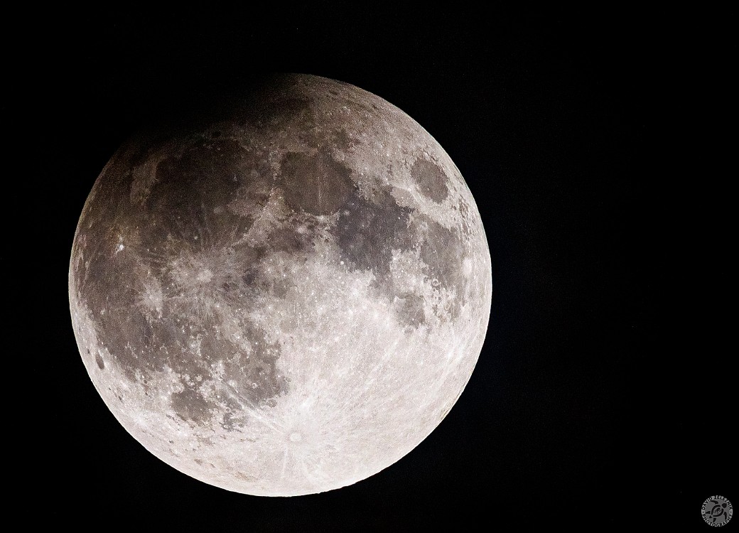 PartialLunarEclipse202409-002 10:20 pm and the earth's umbra has started to touch the top of the moon where there is a little bit of color, the penumbra fully envelopes the rest of the moon