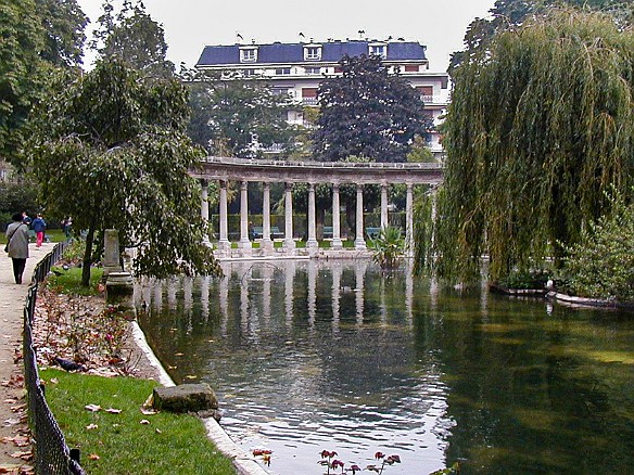 Paris2000-020 Parc Monceau in the 8th was built in the 18th century by a cousin of King Louis XVI and features follies, such as this faux Roman colonnade.
