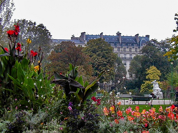 Paris2000-022 Flower gardens and statuary in Parc Monceau