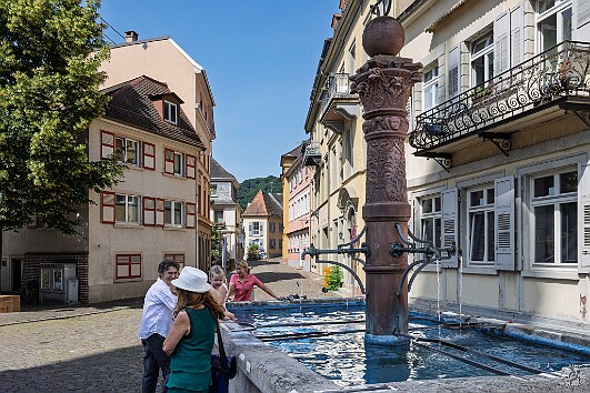 BadenBaden2025-022 As the morning wore on it started getting really hot, which meant the fountain in the Market Square was a popular spot for parents to cool off with their kids ⛲