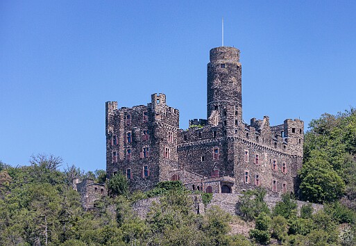 Boppard2025-033 Burg Maus (Mouse Castle) overlooks the village of Wellmich. It was built between 1353 and 1388 by the Archbishops of Trier to collect tolls along the river. The...