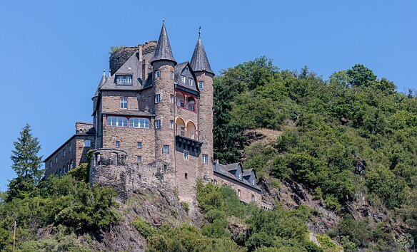 Boppard2025-042 Burg Katz (Cats Castle) was built larger and more imposing by the Counts of Katzenelnbogen in 1370 to compete with the Archbishops of Trier for the right to...