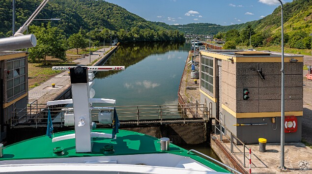 Cochem2025-004 We're up to snuff in the Lehman lock and the gate starts lowering to let us through