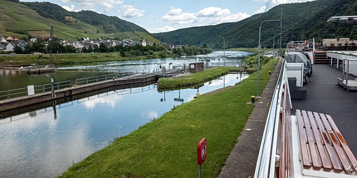 Cochem2025-006 A while later we enter the lock in Müden, Germany