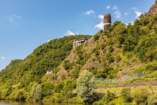 Cochem2025-023 Bischofstein Castle was originally built in the 13th century by the Archbishop of Trier. You can now book overnight stays there 🛌