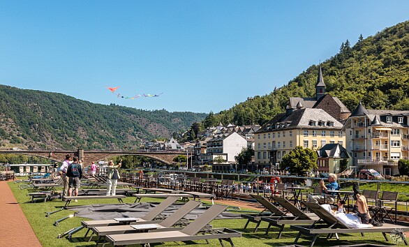 Koblenz2025-012 By late morning we were passing Cochem where we had previously spent a day during our travel upriver. Golf gave way to flying kites 🪁, although it did get a...