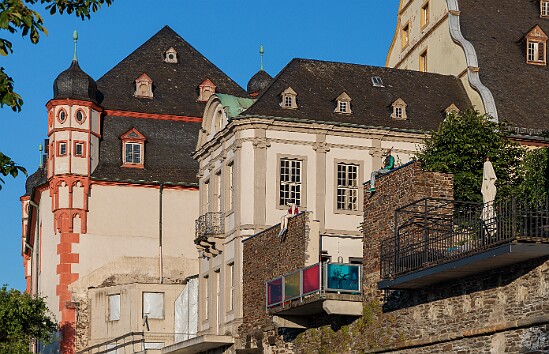 Koblenz2025-026 Before we even got to our first clue was this small hotel whose pool area was decorated with colorful figures of swimmers 🏊‍♀️🏊‍♂️