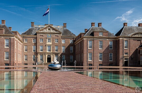 Nijmegen2025-004 Our destination was the Paleis Het Loo in Apeldoorn, built by William III of Orange in 1686 for himself and his wife Mary II Stuart. It remained a summer...