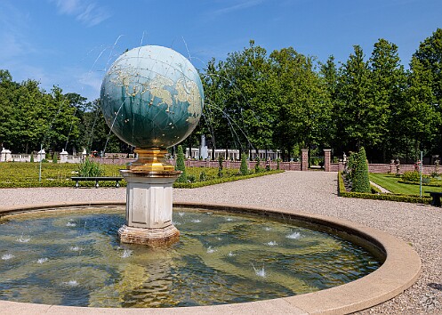 Nijmegen2025-029 There are two large globe fountains in the palace gardens, this one named 