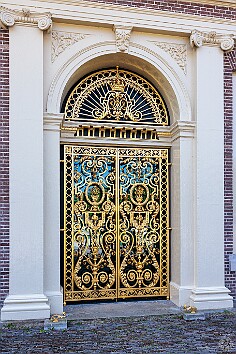 Nijmegen2025-040 The golden gates from the rear of the palace out to the gardens