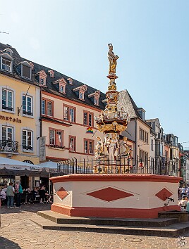Trier2025-032 Trier's patron St. Peter sits on top of the market fountain
