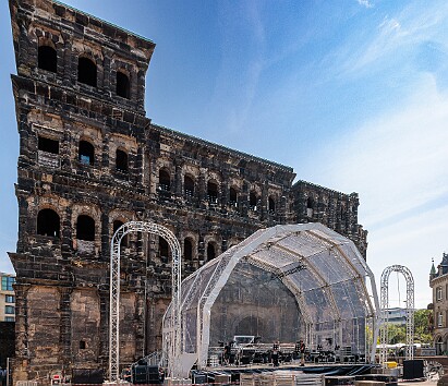 Trier2025-037 Preparations for an evening music festival in front of the Porta Nigra, Roman for 