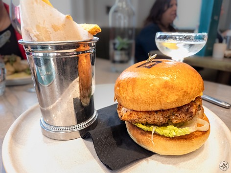 Glasgow2024-006 The salmon & shrimp burger with chips was also excellent, paired with an Isle of Bute gin martini flavored with mara seaweed 🍸