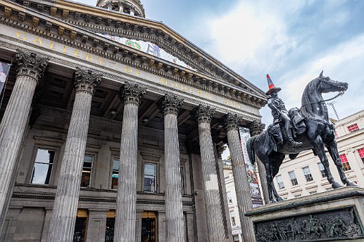 Glasgow2024-013 The Duke of Wellington keeps guard at the entrance to the Gallery of Modern Art