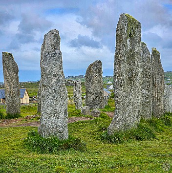 IsleOfLewisHarris2024-019 The Callanish Standing Stones, Calanais in Gaelic, date from 2900 - 2600 BC, making them 5000 years old and older than both Stonehenge and the Pyramids. The...