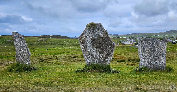 IsleOfLewisHarris2024-022 The Callanish Standing Stones, Calanais in Gaelic, date from 2900 - 2600 BC, making them 5000 years old and older than both Stonehenge and the Pyramids. The...