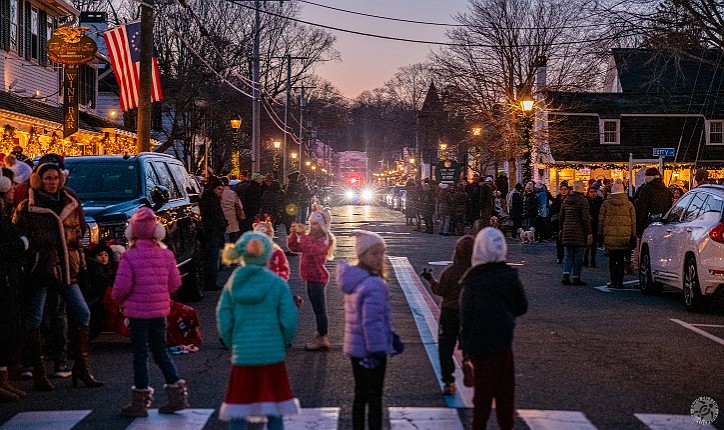 TreesInTheRigging2024-004 The kids start getting excited as the parade approaches down Main Street