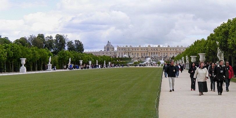 Versailles-024-Pano The Tapis Vert (green carpet) leading from the chateau